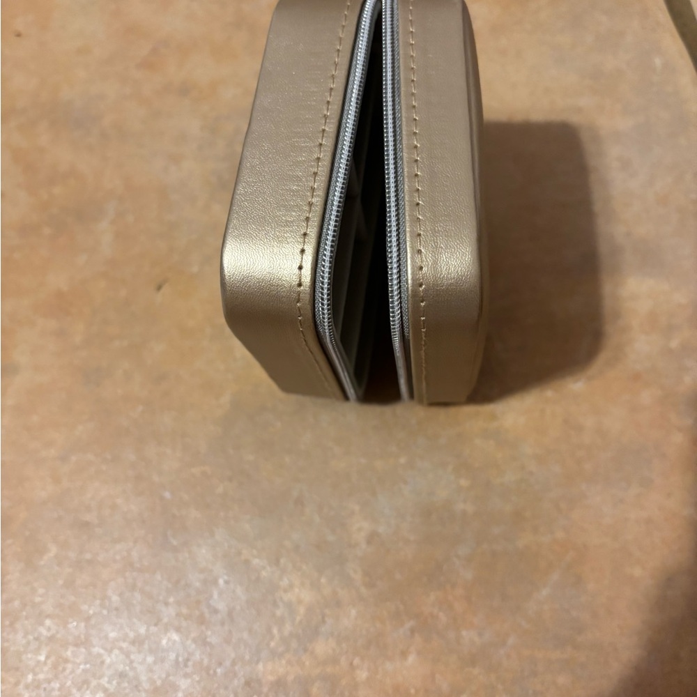 GUESS Gold Accessory Case - Picture 5 of 5